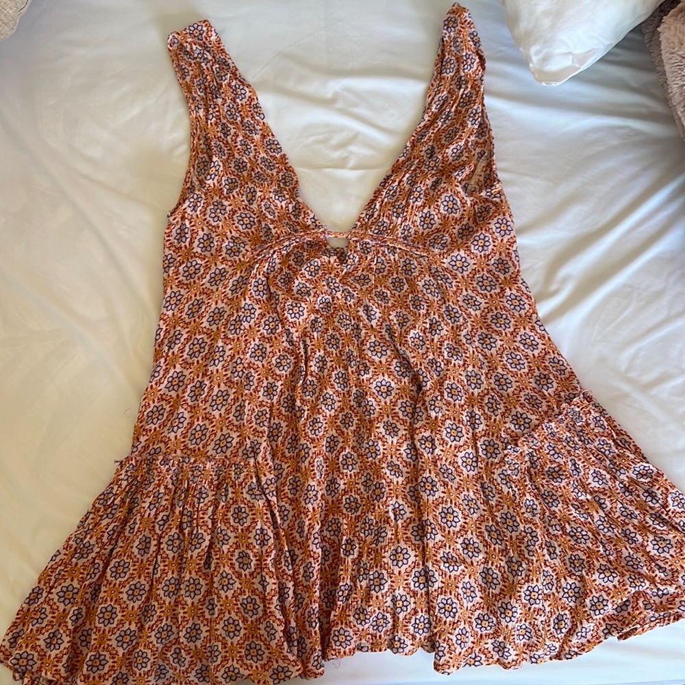 Short dress with floral geometric pattern.